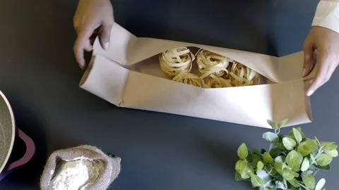 Opening hand made spaghetti packing 库存影片 92278724