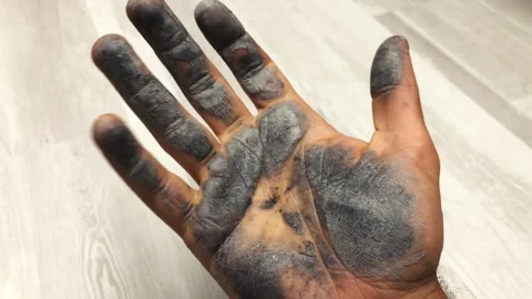 Opening hand painted with silver paint Stockbeeldmateriaal 245555702