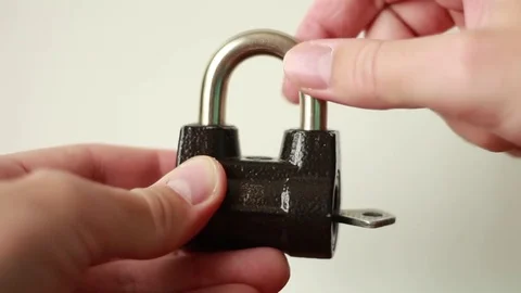 Opening hinged lock with a key Vídeo Stock 76691029