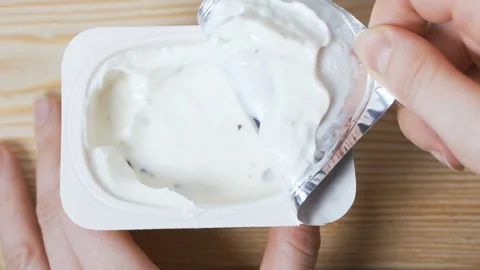 Opening a jar of yogurt 動画素材 105244676