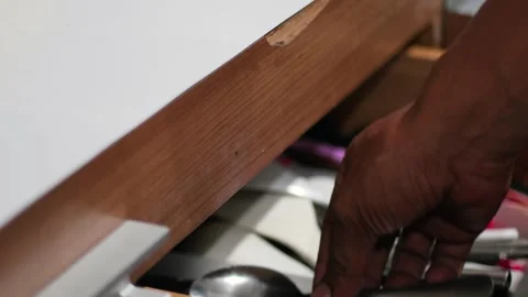 Opening Kitchen Drawer to Put Away Spoon and Fork Before Closing It Vidéo 339002182