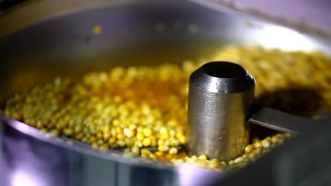 Opening lid of automatic rotating popcorn making machine full caramel sweet chee Stock Footage 137541583