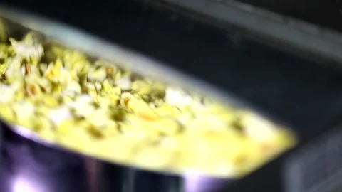 Opening lid of automatic rotating popcorn making machine full sweet caramel chee Stock Footage 137541598