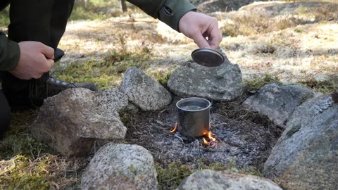 Opening Metal Cup While Cooking on Campfire in Forest 库存影片 333403671