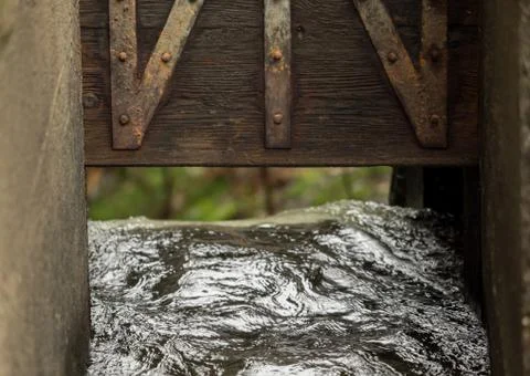 An opening of a mill flows through the water Foto stock