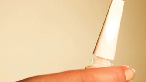 Opening nail polish bottle Stockbeeldmateriaal 89343617
