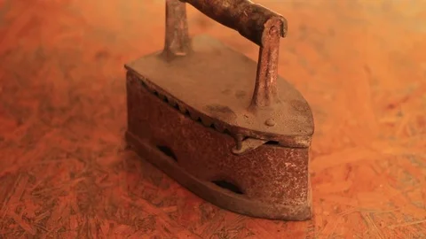 Opening an old rusty iron 動画素材 70743785