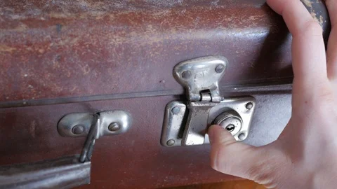 Opening an old suitcase Видео 87496796