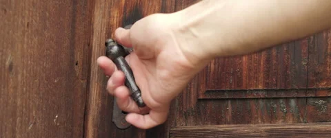 Opening old wooden door manually anamorphic 5.7K video Vidéo 310081909