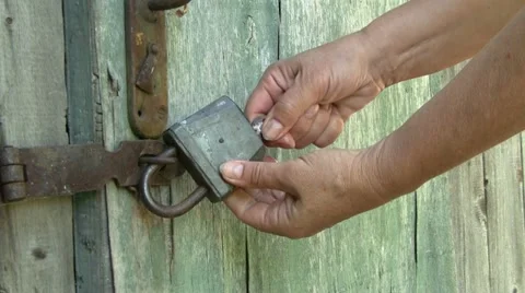 Opening padlock 動画素材 11271604