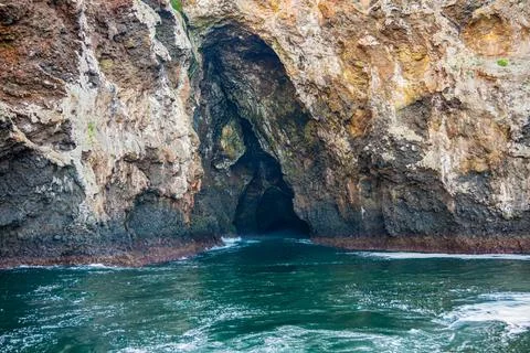 Opening To The Painted Cave In The Cliffs Of Santa Cruz Island 库存照片
