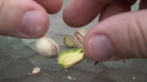 Opening Pistachios Close Up Stockbeeldmateriaal 12600114