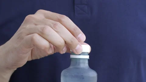 Opening plastic bottle Vidéo 288443802