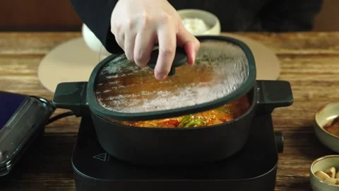 Opening Pot Lid to Reveal Boiling Korean Stew Close Up 動画素材 335732803