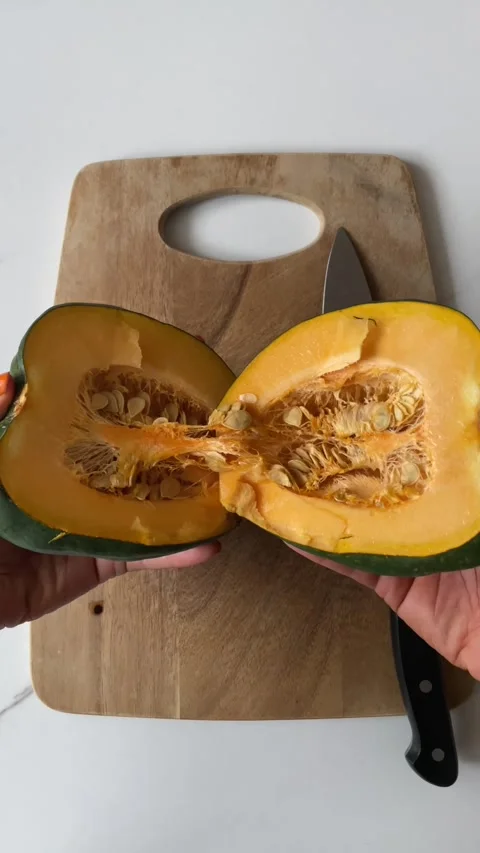 Opening a raw acorn squash 스톡 동영상 289689862