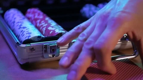 Opening silver suitcase with set for poker game. Video stock 125278852