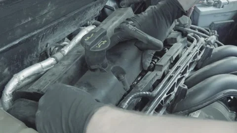 Opening the valve cover Vidéo 138632978