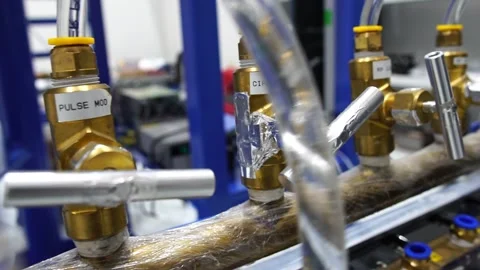 Opening valve in pipeline room Vídeos de archivo 191448892