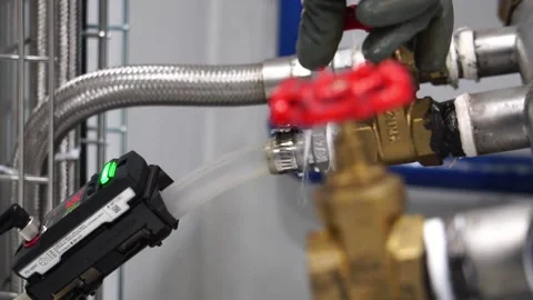 Opening valve in pipeline room Vidéo 191449217