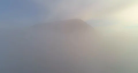Opening view of the mountain from the clouds Vídeo Stock 102880113