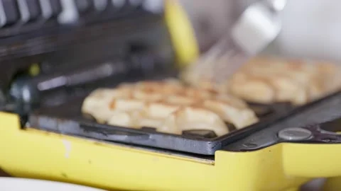 Opening waffle maker with fresh made belgian waffles Video stock 130490544