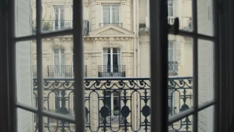 Opening window on parisian architecture Vidéo 307909372