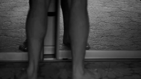 Opens and closes the door mirrored wardrobe Vídeo Stock 35311677