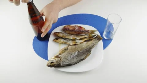 Opens a beer and pours it into the beaker.A view of the table top. 스톡 동영상 131170644