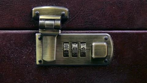 Opens the case with combination lock 動画素材 80134030
