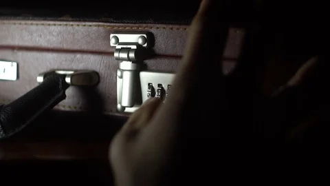 Opens the case with combination lock Vidéo 82109337