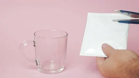 Opens a drip coffee bag, brews coffee in a glass mug on a pink background Vídeos de archivo 218242012