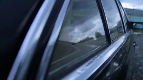 Opens window of car. Side car window opens. Mechanism of opening and closing Stockbeeldmateriaal 84461083