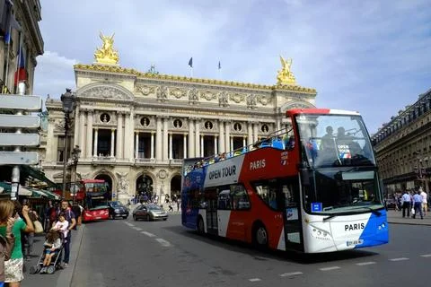  Opéra Garnier, Opéra, Oper Sightseeing-bus vor der Opéra Garnier am Place Stock-Fotos