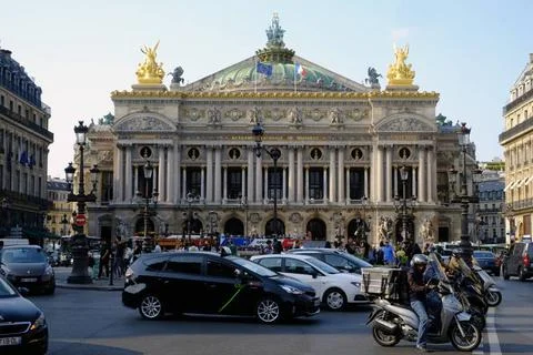 Opèra Garnier, Opéra, Oper Von dichtem Strassenverkehr umtoste Opéra Garni Stock-Fotos