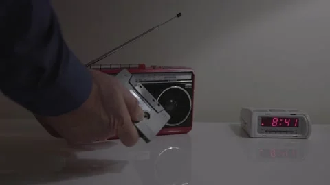 Operating audio cassette with red mini boombox. 库存影片 145787008