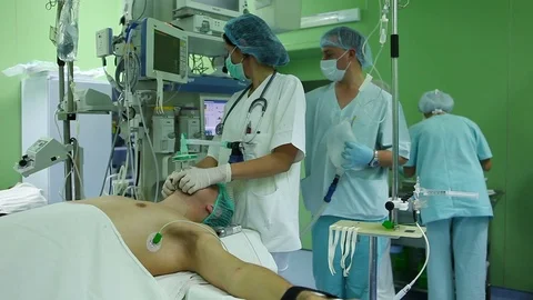 Operating. General anesthesia before surgery. Video stock 72501114