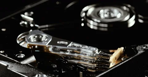 Operating hard disk drive on dark background. HDD reading and writing data. Vídeo Stock 78790423