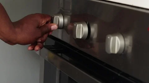 Operating knobs to switch on the stove 動画素材 124836030