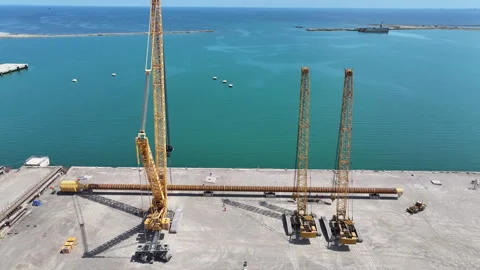 Operating large cranes and pipes on a deepwater rig Vidéo 280361795