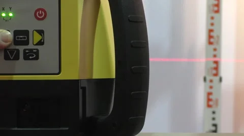 Operating laser level 動画素材 61116445