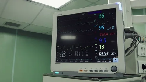 Operating. Surgery. Vital statistics. Vídeo Stock 77385020