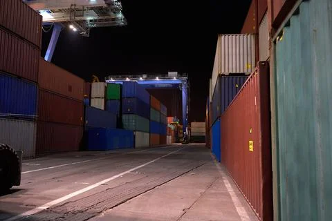 Operation of container terminal at night. Unloading container ship at night.  스톡 사진