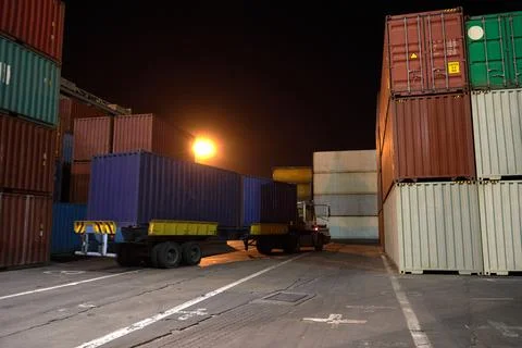 Operation of container terminal at night. Unloading container ship at night.  Foto stock