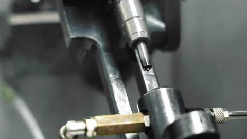 Operation of the injector on the diagnostics stand. A diesel injector sprays Vídeo Stock 238352933