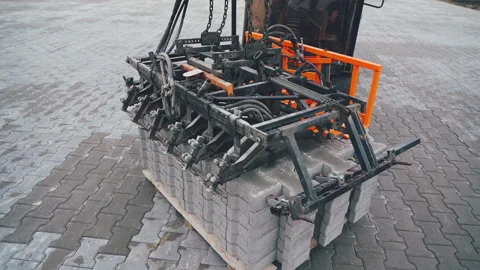 Operation of the machine for automatic installation of paving Vídeos de archivo 195686621