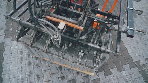 Operation of the machine for automatic installation of paving. Vídeos de archivo 195686992