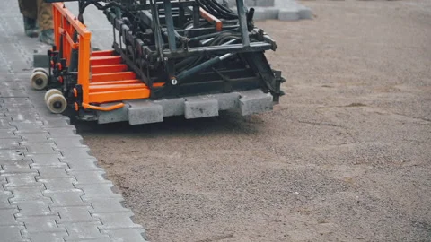 Operation of the machine for automatic installation of paving Vídeos de archivo 195688723