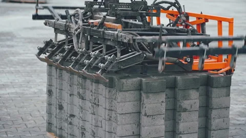 Operation of the machine for automatic installation of paving. Vídeo Stock 195688797
