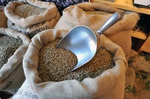 Operation of mixing roasted coffee Foto stock