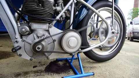 Operation of the old motorcycle engine. 動画素材 77494739